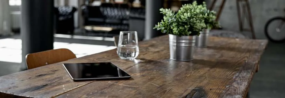 Holztisch mit Tablet